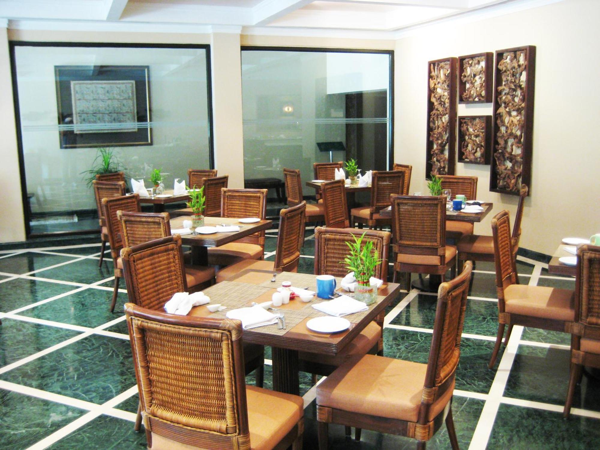 The Lalit Traveller Khajuraho Hotell Exteriör bild
