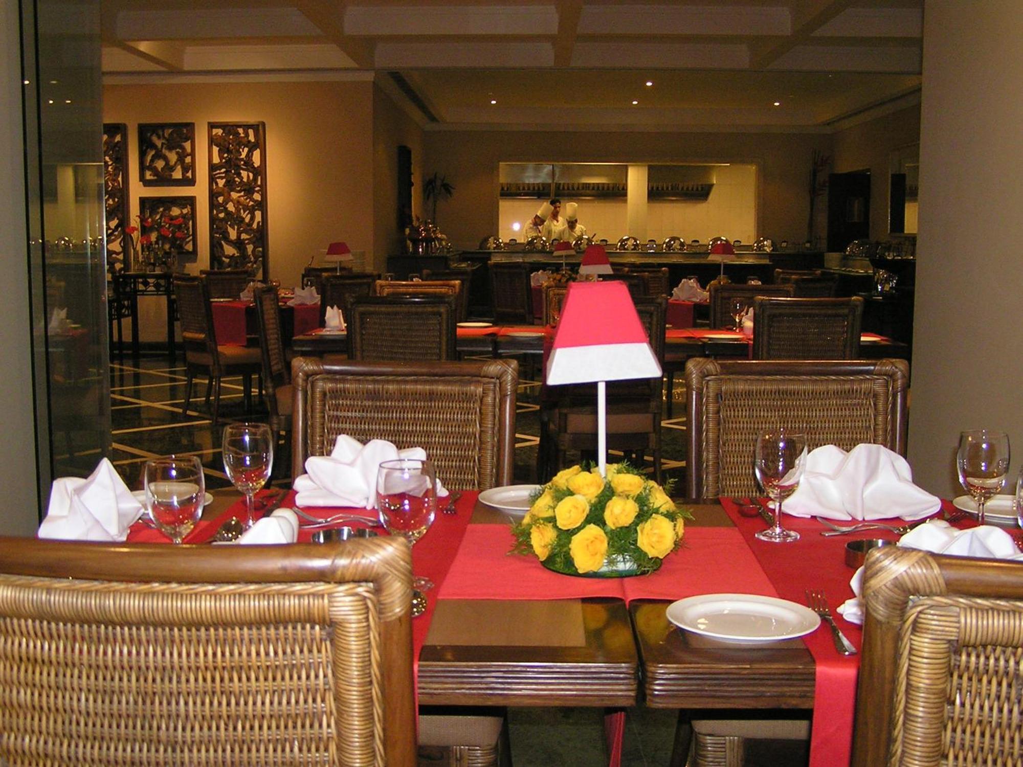 The Lalit Traveller Khajuraho Hotell Exteriör bild