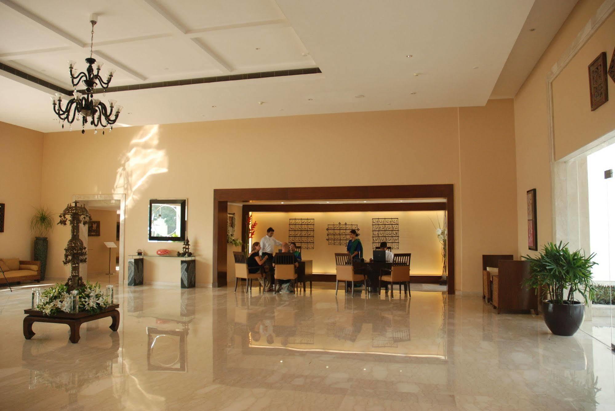 The Lalit Traveller Khajuraho Hotell Exteriör bild